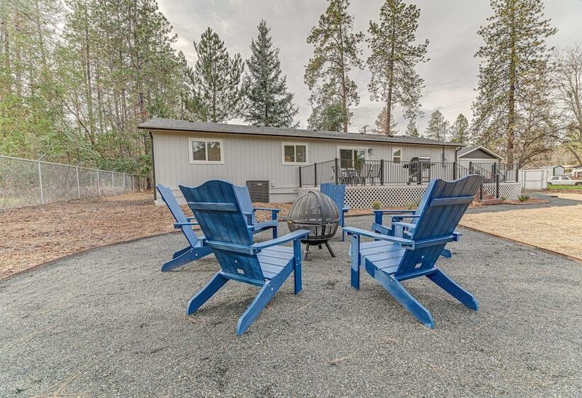 Delightful Grants Pass Home With Hot Tub!