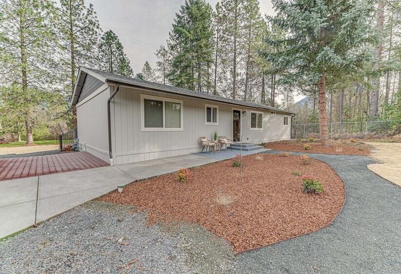 Delightful Grants Pass Home With Hot Tub!