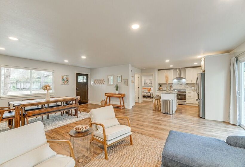 Delightful Grants Pass Home With Hot Tub!