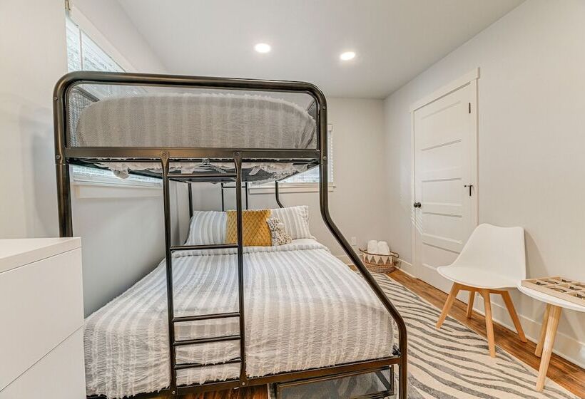 Delightful Grants Pass Home With Hot Tub!