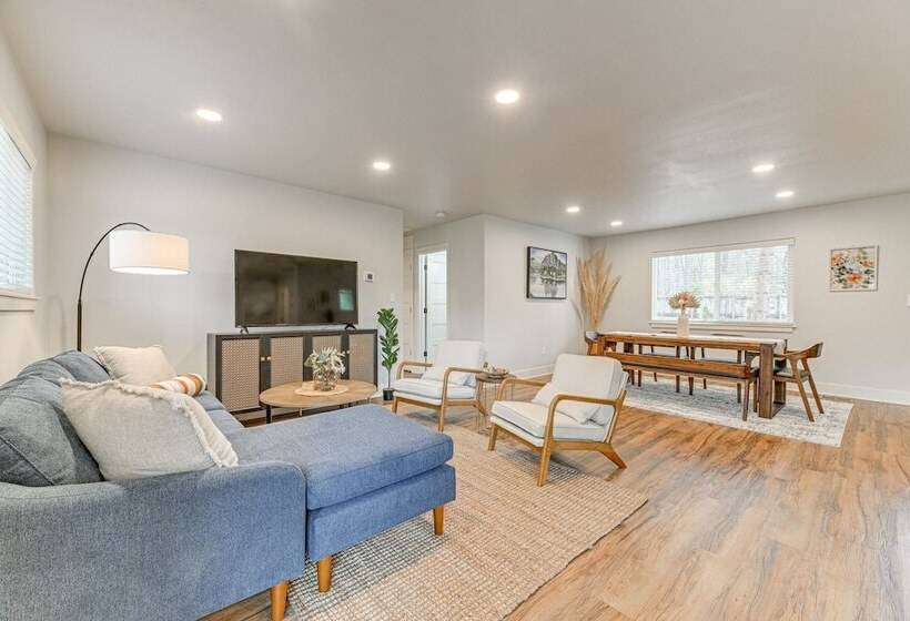 Delightful Grants Pass Home With Hot Tub!