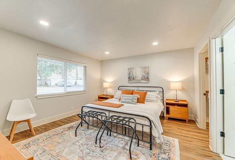 Delightful Grants Pass Home With Hot Tub!