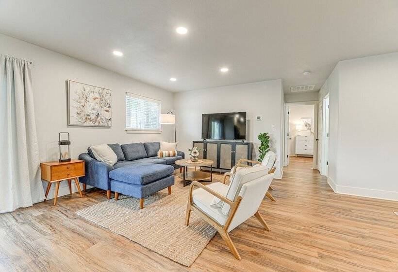 Delightful Grants Pass Home With Hot Tub!