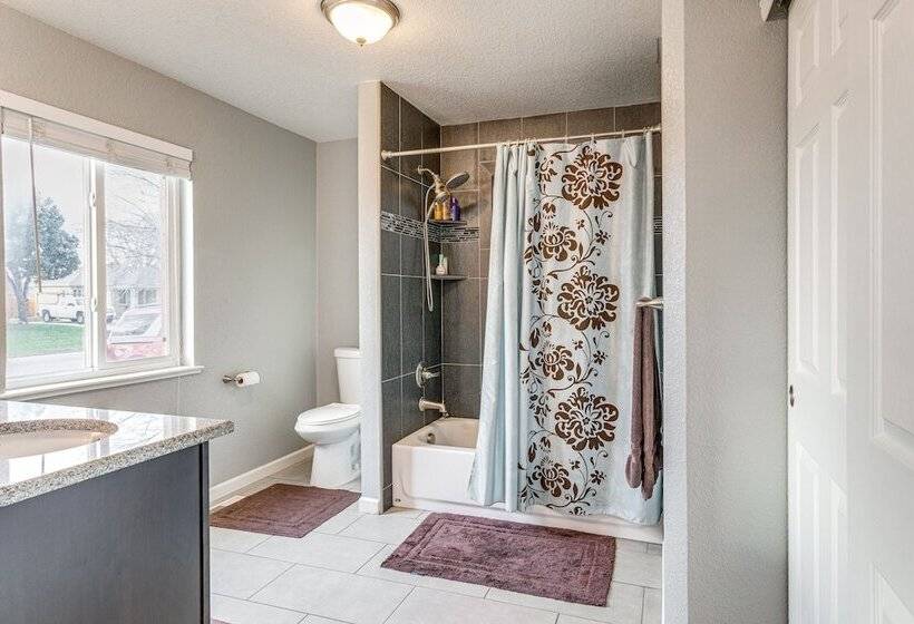 5 Mi To Dtwn Denver: Pet Friendly Home W/ Yard