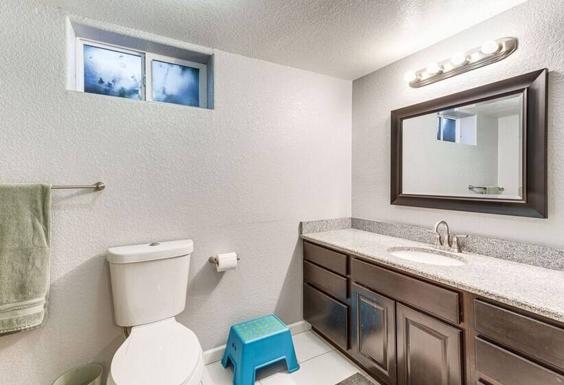 5 Mi To Dtwn Denver: Pet Friendly Home W/ Yard