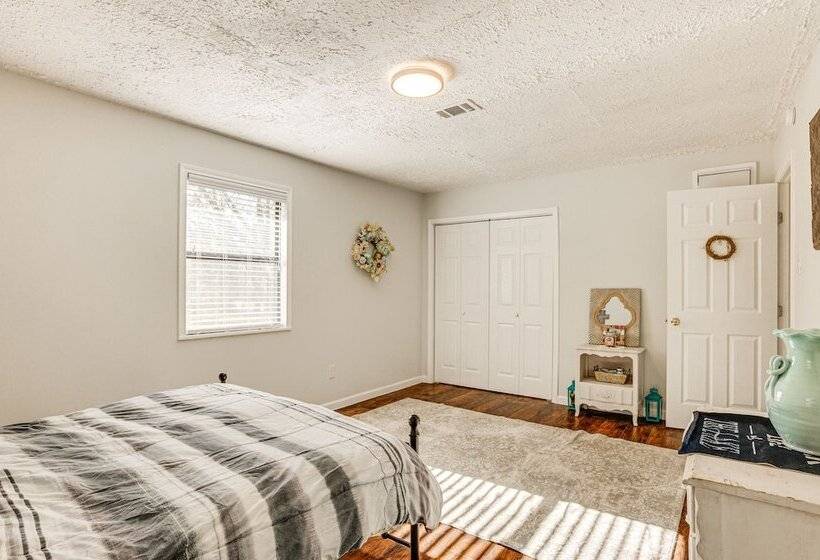 Dog Friendly Cleveland Home W/ Deck, Near Fishing!