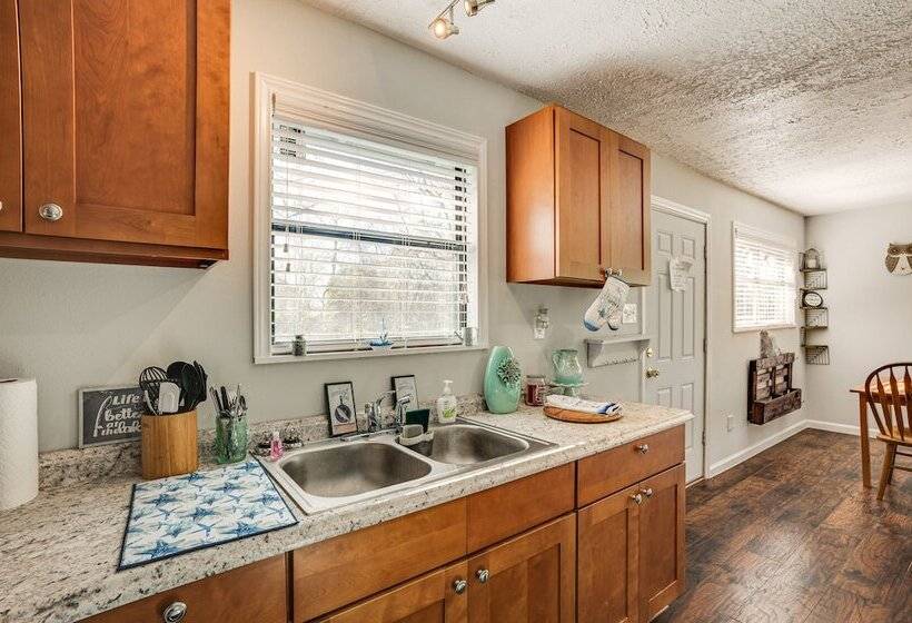 Dog Friendly Cleveland Home W/ Deck, Near Fishing!