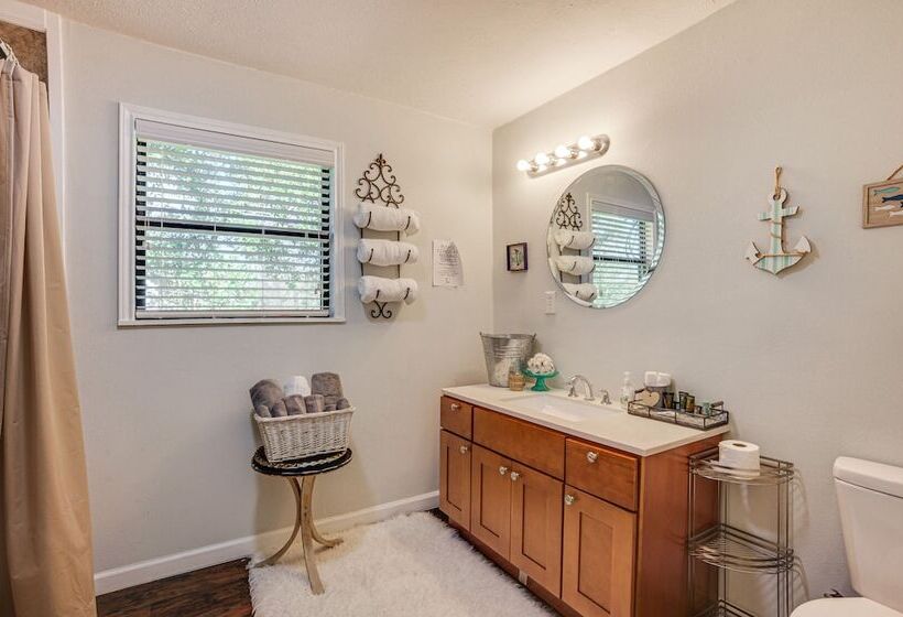 Dog Friendly Cleveland Home W/ Deck, Near Fishing!