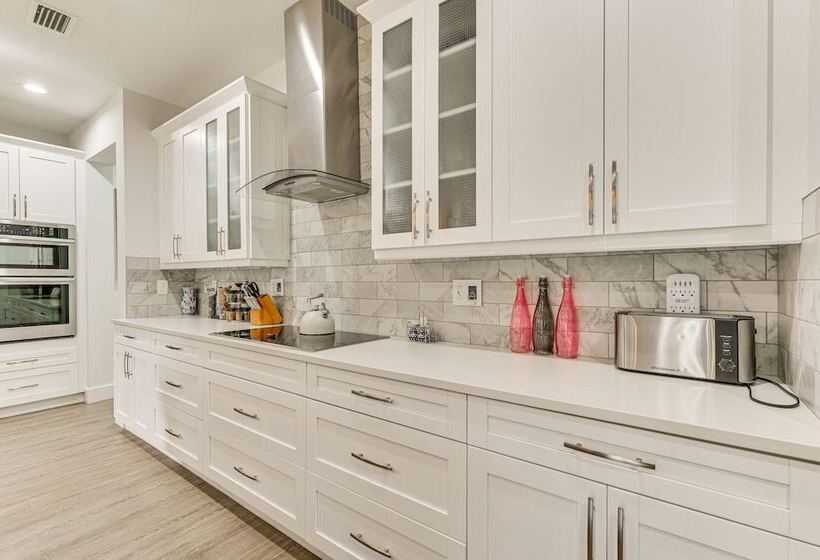 Dog Friendly Lutz Family Home W/ Large Yard!