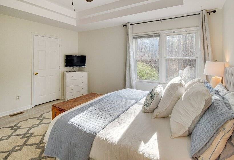 Dog Friendly Home Near Carters Lake W/ Amenities