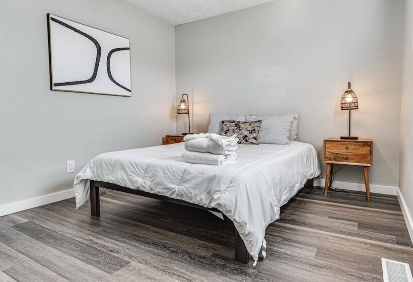 Downtown Indianapolis Home ~ 3 Mi To Canal Walk!