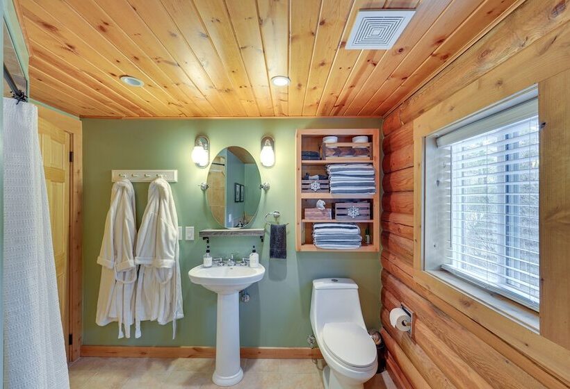 Dreamy Alpine Cabin W/ Hot Tub, Fireplace & More!