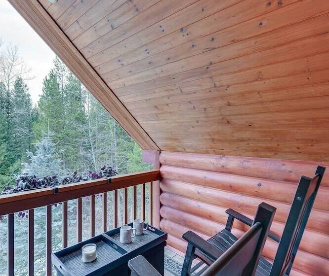 Dreamy Alpine Cabin W/ Hot Tub, Fireplace & More!