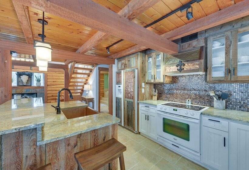 Dreamy Alpine Cabin W/ Hot Tub, Fireplace & More!