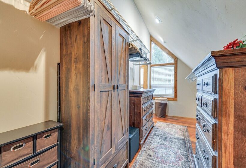 Dreamy Alpine Cabin W/ Hot Tub, Fireplace & More!