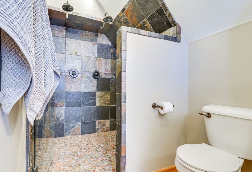 Dreamy Alpine Cabin W/ Hot Tub, Fireplace & More!