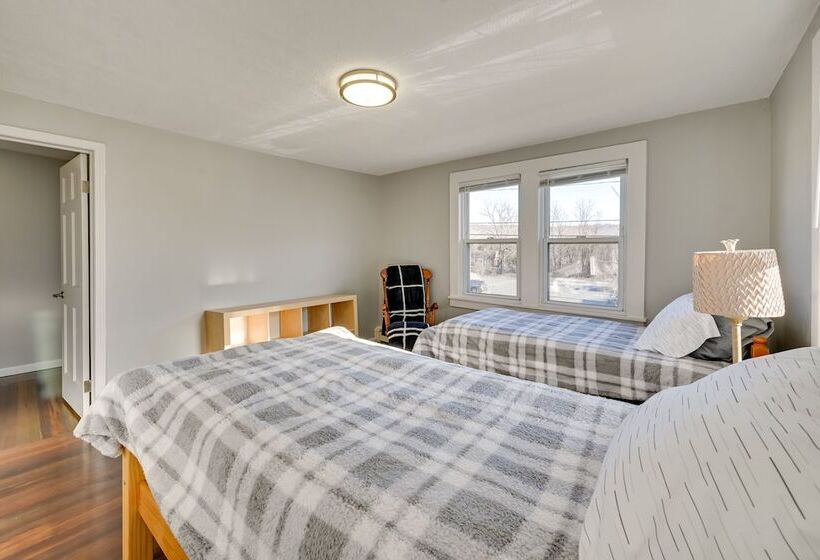 Family Friendly Avon Home: 10 Mi To Hartford!