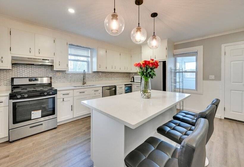 Family Friendly Avon Home: 10 Mi To Hartford!