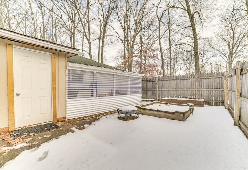 Family Friendly Cabin: Walk To Lake Access!