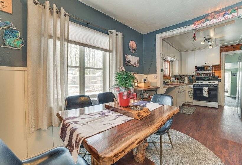 Family Friendly Cabin: Walk To Lake Access!