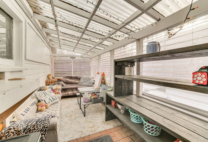 Family Friendly Cabin: Walk To Lake Access!