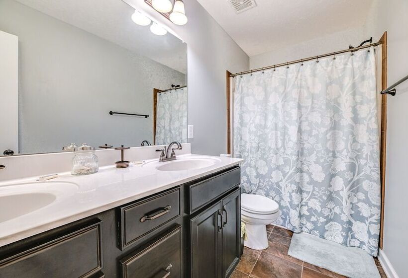 Family Friendly Clarksville Home W/ Fire Pit!