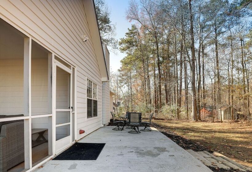 Family Friendly Dacula Home With Screened Porch!