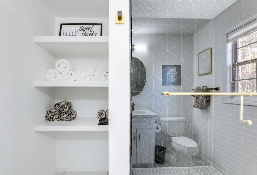 Family Friendly Dacula Home With Screened Porch!