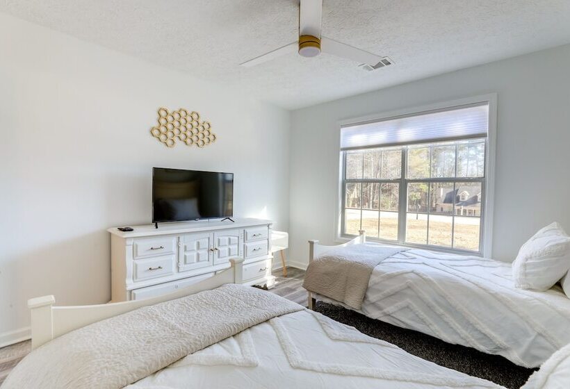 Family Friendly Dacula Home With Screened Porch!