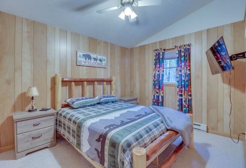 Family Friendly Pocono Lake Cabin W/ Fire Pit!