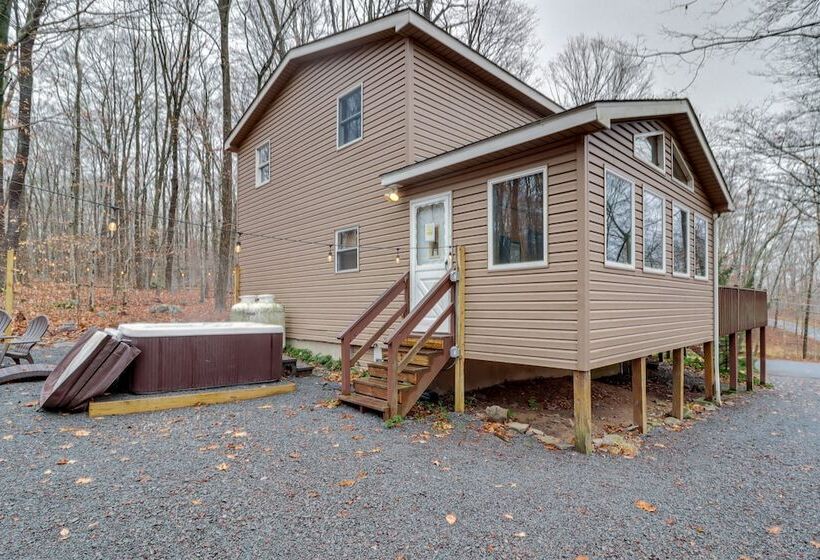 Family Friendly Pocono Lake Cabin W/ Fire Pit!
