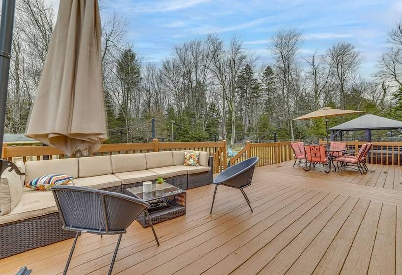 Family Friendly Poconos Home W/ Hot Tub!