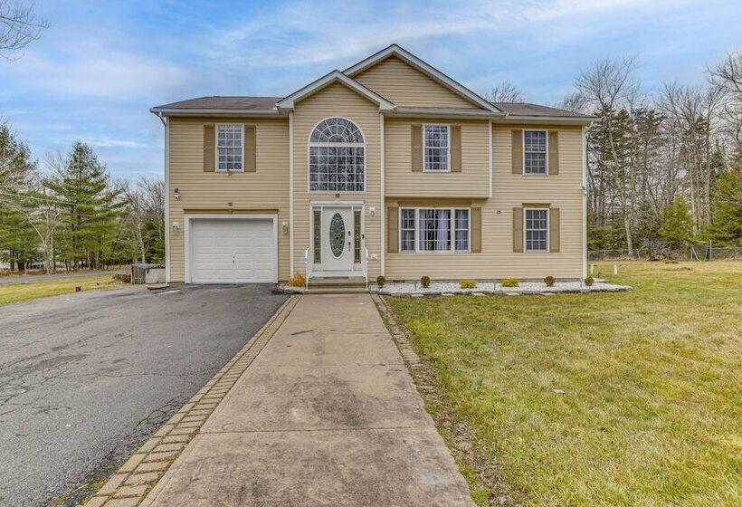 Family Friendly Poconos Home W/ Hot Tub!