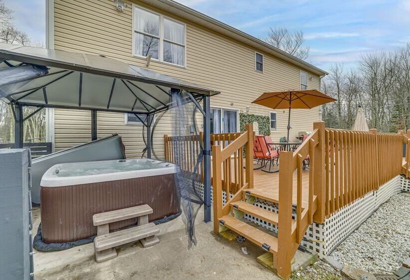 Family Friendly Poconos Home W/ Hot Tub!