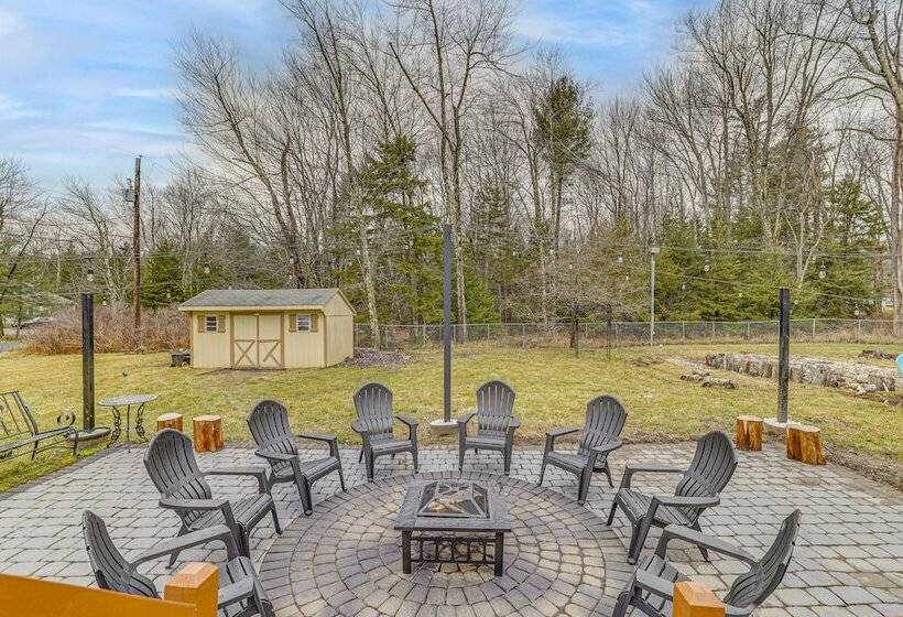 Family Friendly Poconos Home W/ Hot Tub!
