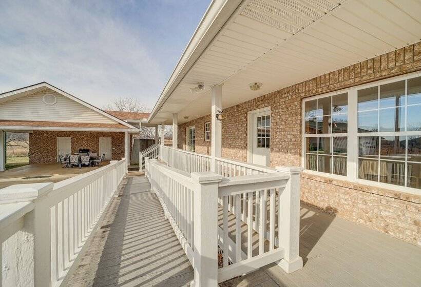 Pet Friendly Vinita Farmhouse W/ Game Room!