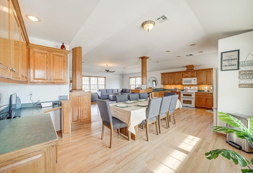 Pet Friendly Vinita Farmhouse W/ Game Room!