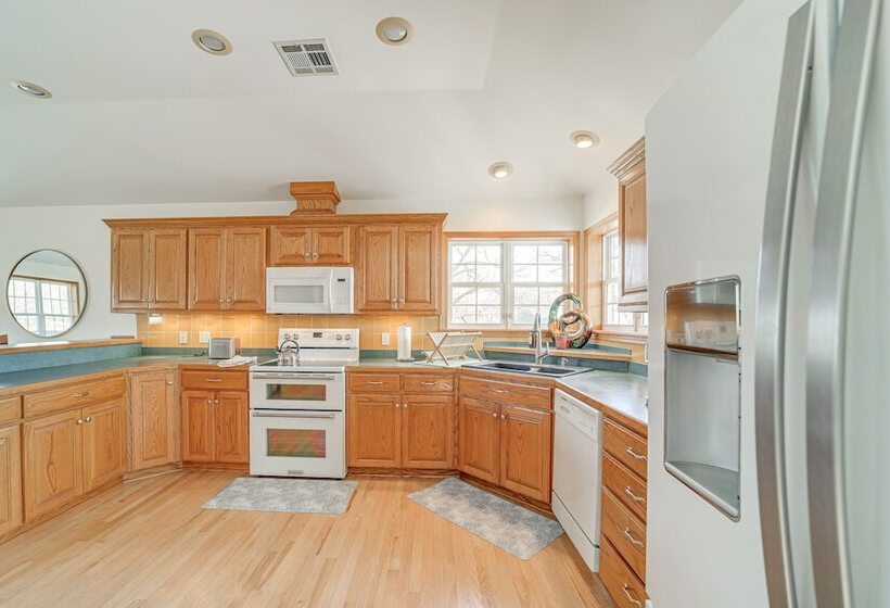 Pet Friendly Vinita Farmhouse W/ Game Room!