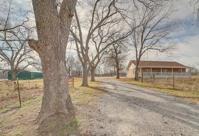 Pet Friendly Vinita Farmhouse W/ Game Room!
