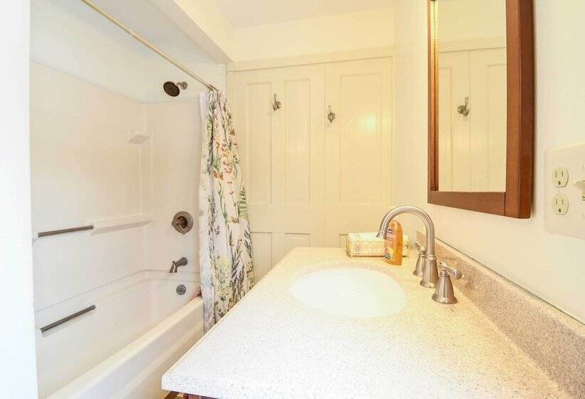 Farmhouse On Ammonoosuc River Near Cannon Mountain