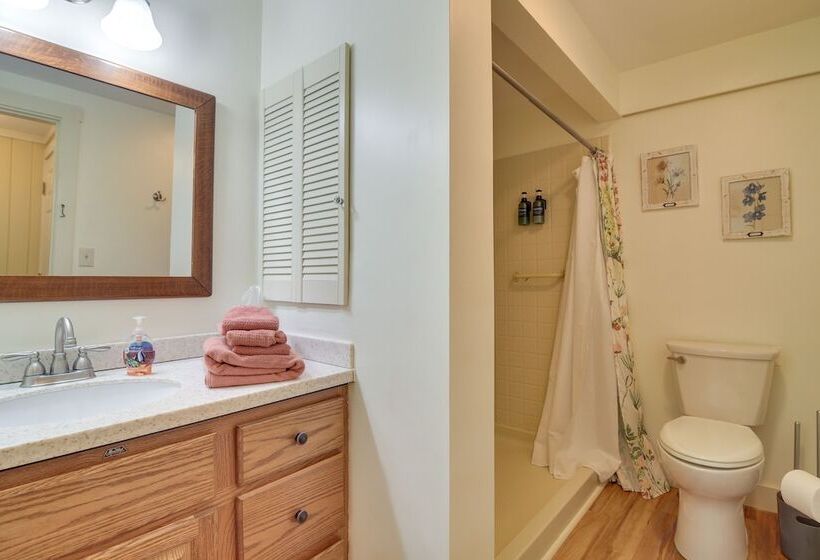 Farmhouse On Ammonoosuc River Near Cannon Mountain