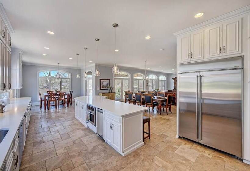 Flip Flop Therapy By Avantstay Theater + Games