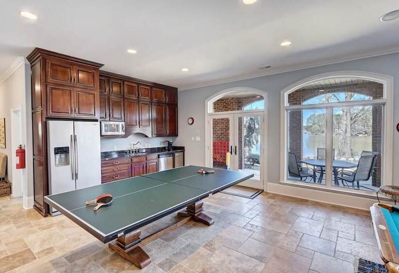 Flip Flop Therapy By Avantstay Theater + Games