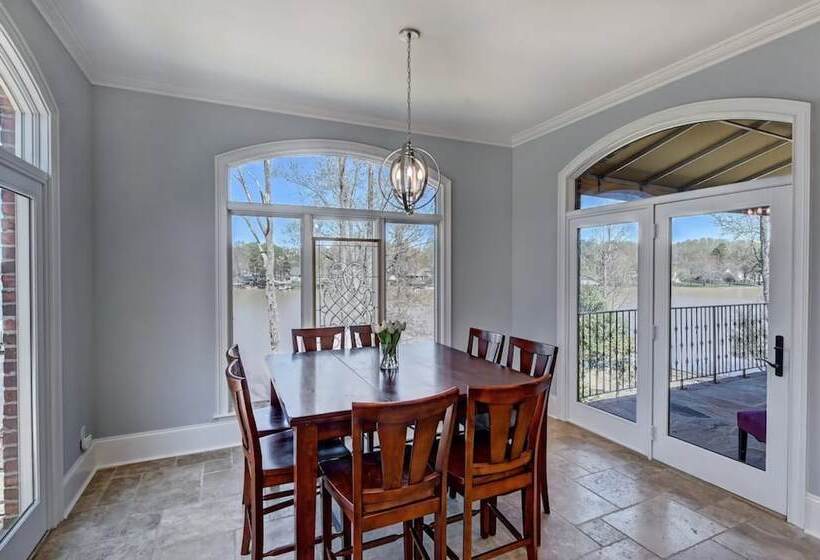 Flip Flop Therapy By Avantstay Theater + Games