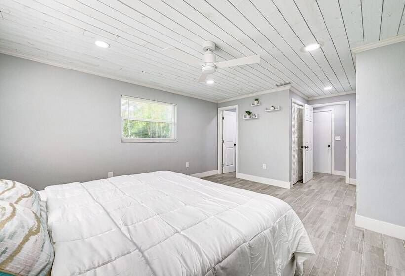 Florida Gulf Coast Getaway: Pool + Screened Lanai!