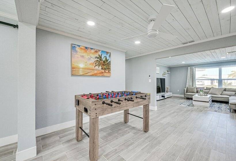 Florida Gulf Coast Getaway: Pool + Screened Lanai!