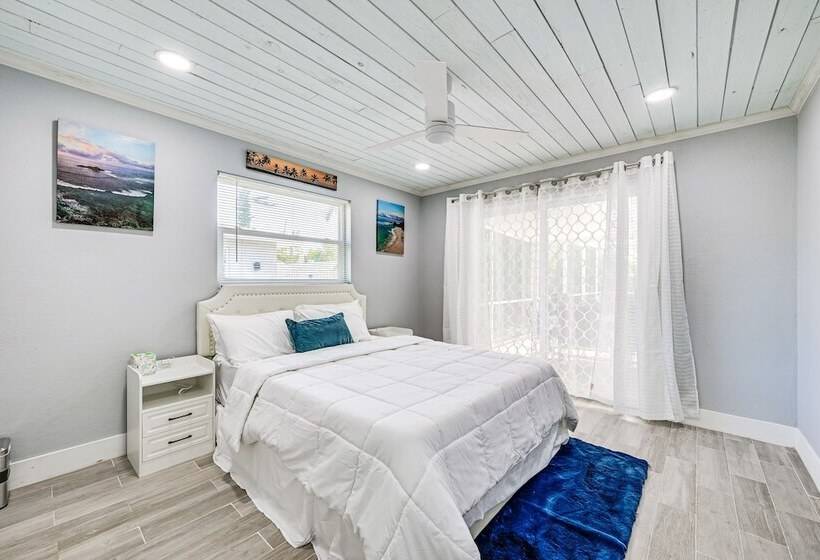 Florida Gulf Coast Getaway: Pool + Screened Lanai!