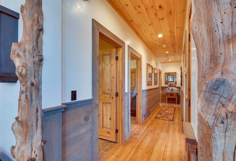 Free Spirit Ranch  W/ Hot Tub & Mountain Views