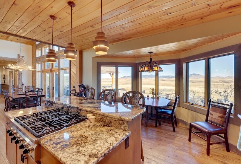 Free Spirit Ranch  W/ Hot Tub & Mountain Views