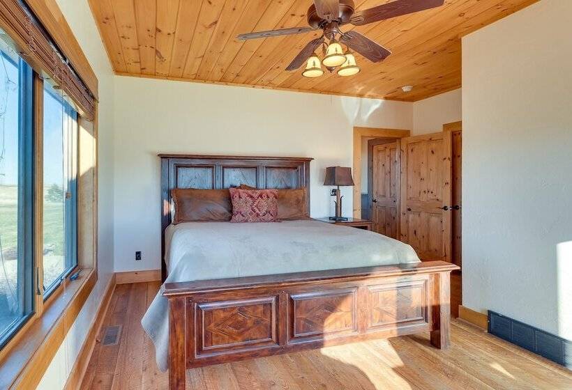 Free Spirit Ranch  W/ Hot Tub & Mountain Views